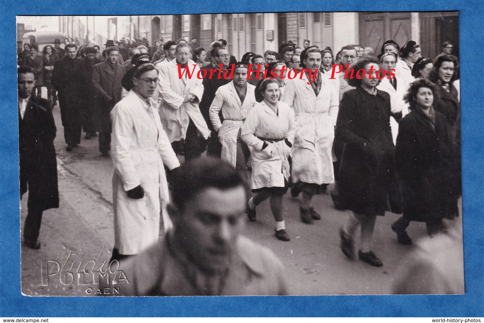 Photo Ancienne - CAEN - Manifestation D' étudiant De La Faculté De Médecine ? Pharmacie ? - Garçon Avec Faluche - 1947 - Profesiones