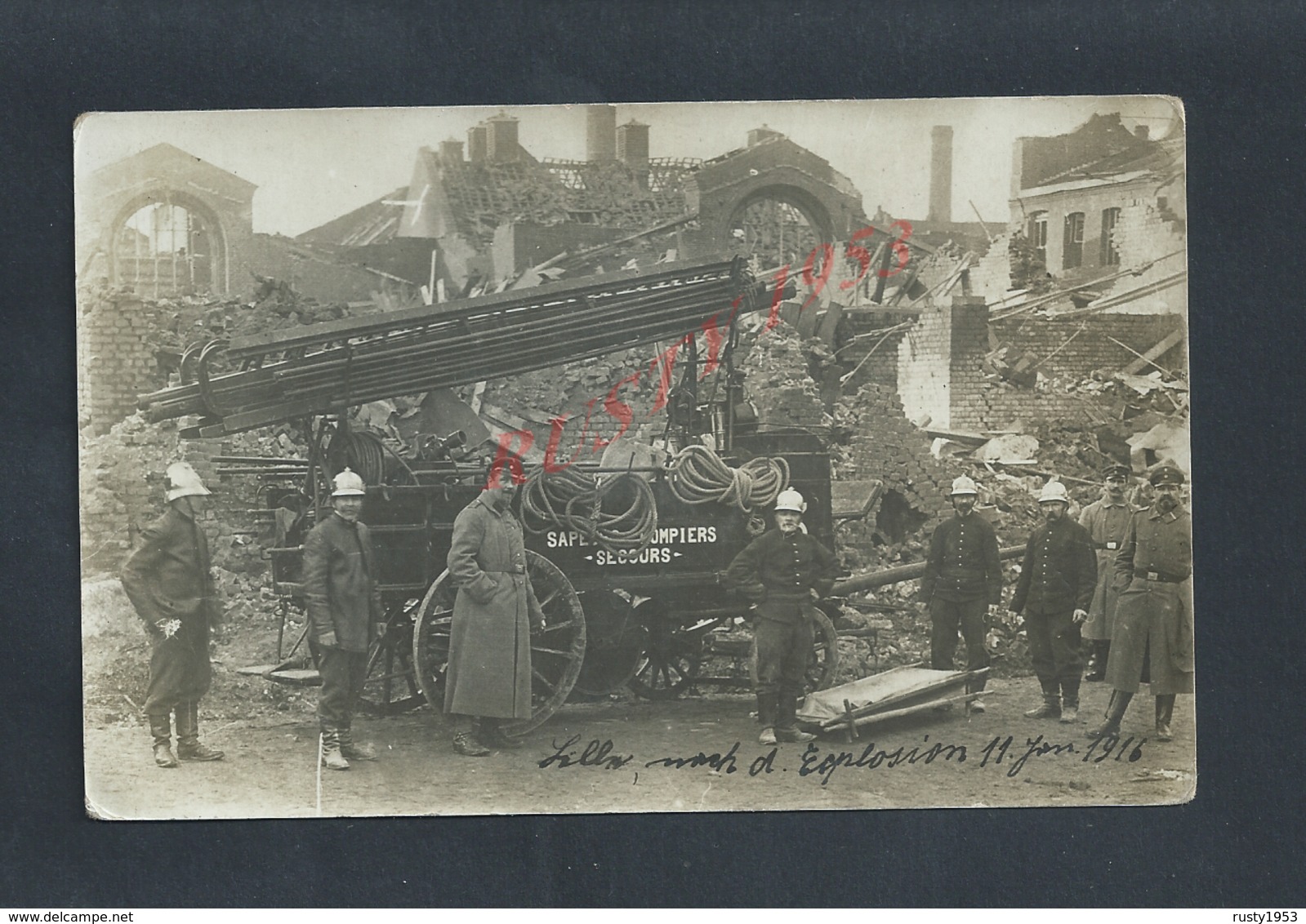 MILITARIA CARTE PHOTO MILITAIRE GROUPE DE SAPEURS POMPIERS DESTRUCTION EXPLOSION A LILLE 11 JUIN 1916 PENDANT GUERRE : - Pompiers