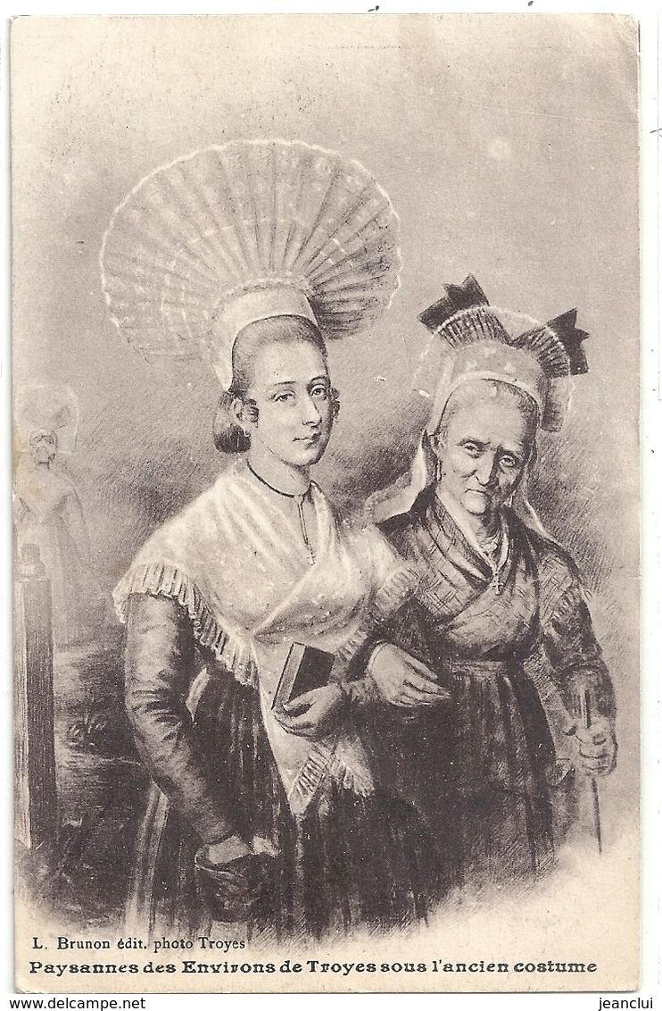 PAYSANNES DES ENVIRONS DE TROYES SOUS L'ANCIEN COSTUME . ECRITE AU VERSO LE 4-5-1918 - Troyes