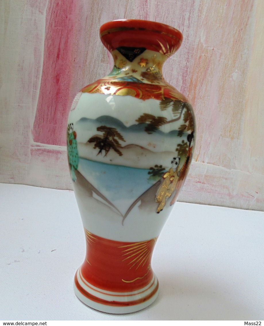 Exceptional Satsuma Japan Vase with Signature and Light Damage