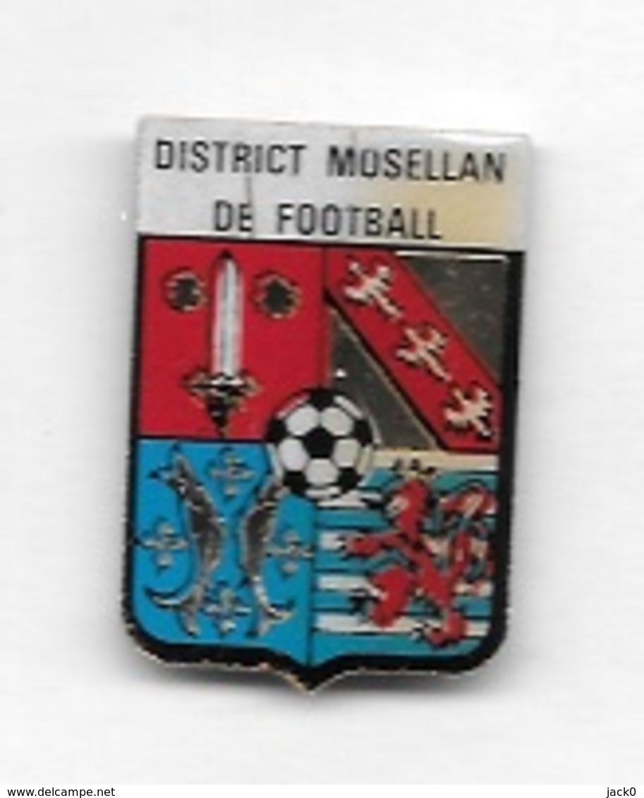 Pin's  Ville, Département, Sport  Foot - Ball  DISTRICT  MOSELLAN  DE  FOOTBALL  ( 57 ) - Football