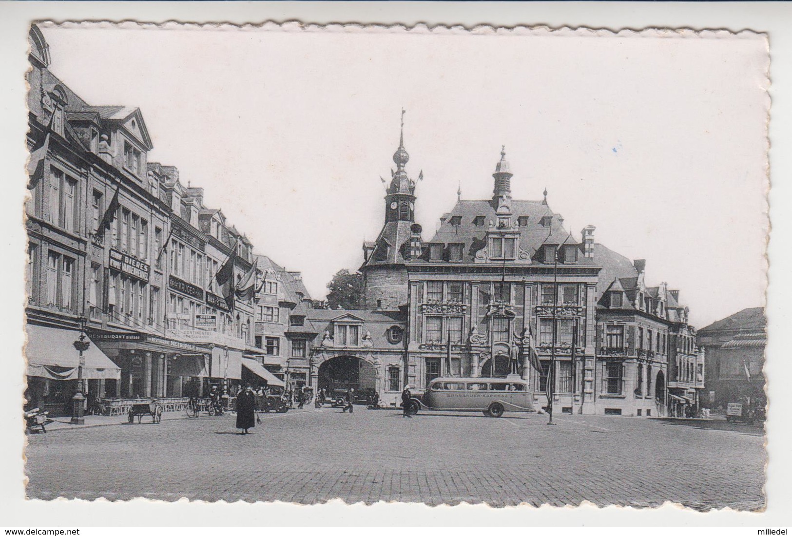 CC 098  /   NAMUR  ,  La BOURSE De COMMERCE / Bel  Autobus  Ancien - Namur