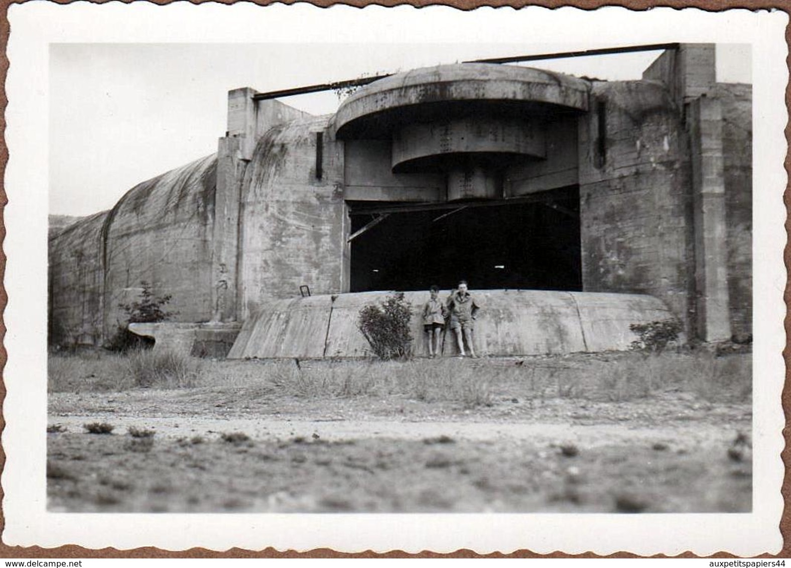 Photo Originale 2 Gamins Posant Devant Un Grand Blockhaus - Bunker Géant - Casemate - - War, Military