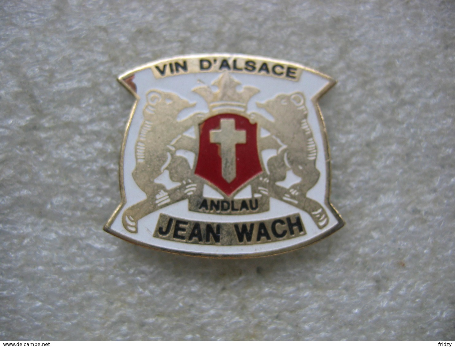Pin's D'une étiquette De Vin D'Alsace Du Viticulteur Jean WACH à ANDLAU (Dépt 67) - Boissons