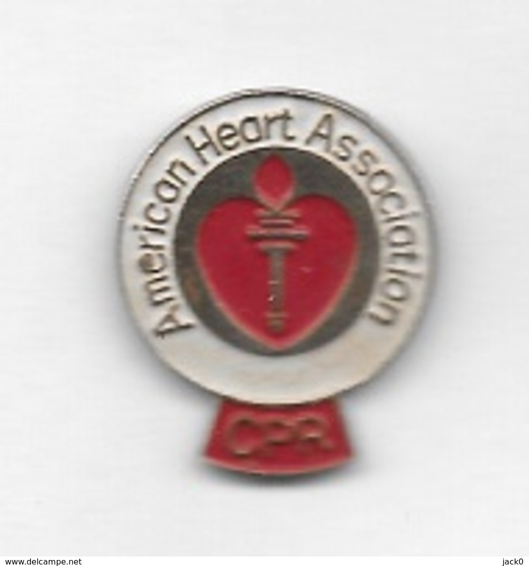 Pin's , C P R  American  Heart  Association  Symptômes D'attaque Cardiaque Et D'accident Vasculaire Cérébral - Animaux