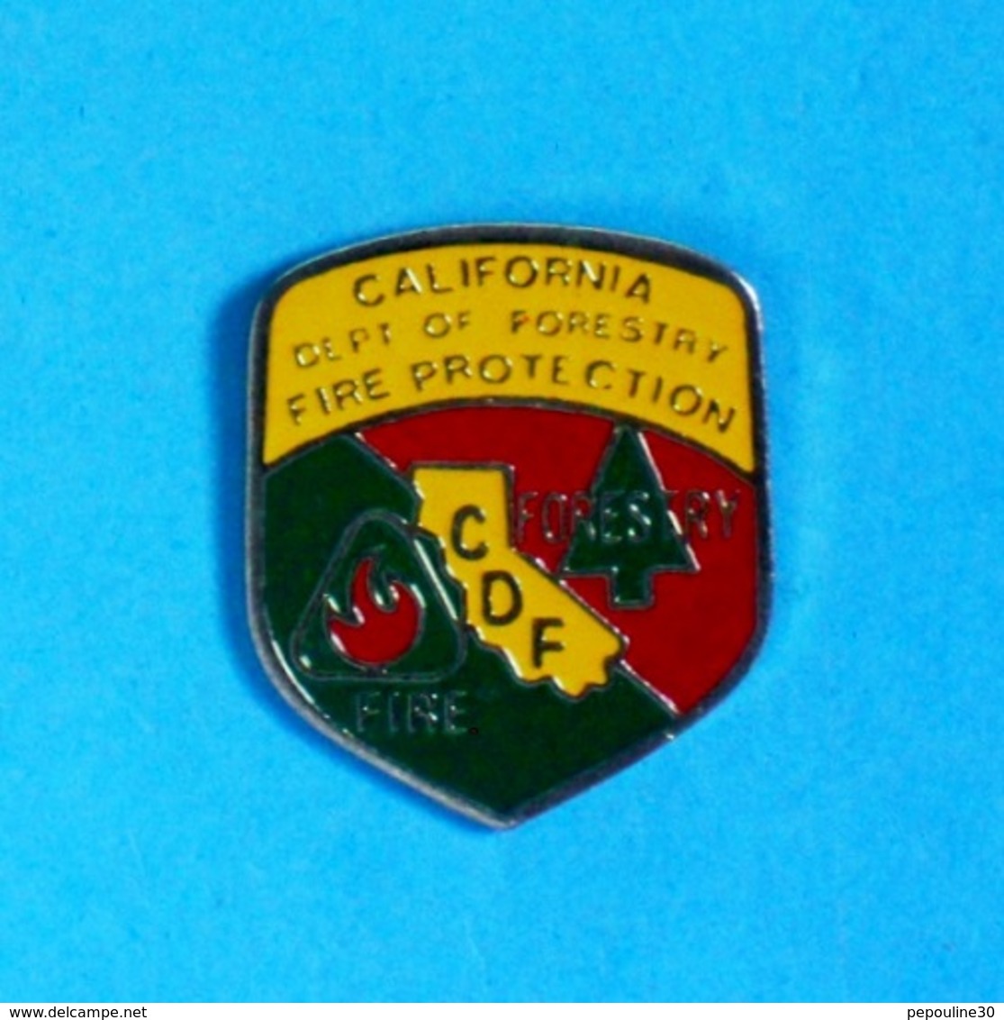 1 PIN'S //  ** CALIFORNIA FIRE PROTECTION / C.D.F. / FORESTRY ** - Pompiers