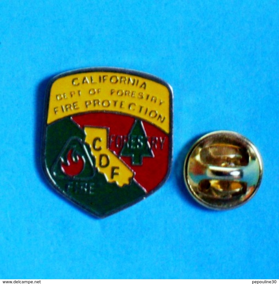 1 PIN'S //  ** CALIFORNIA FIRE PROTECTION / C.D.F. / FORESTRY ** - Pompiers