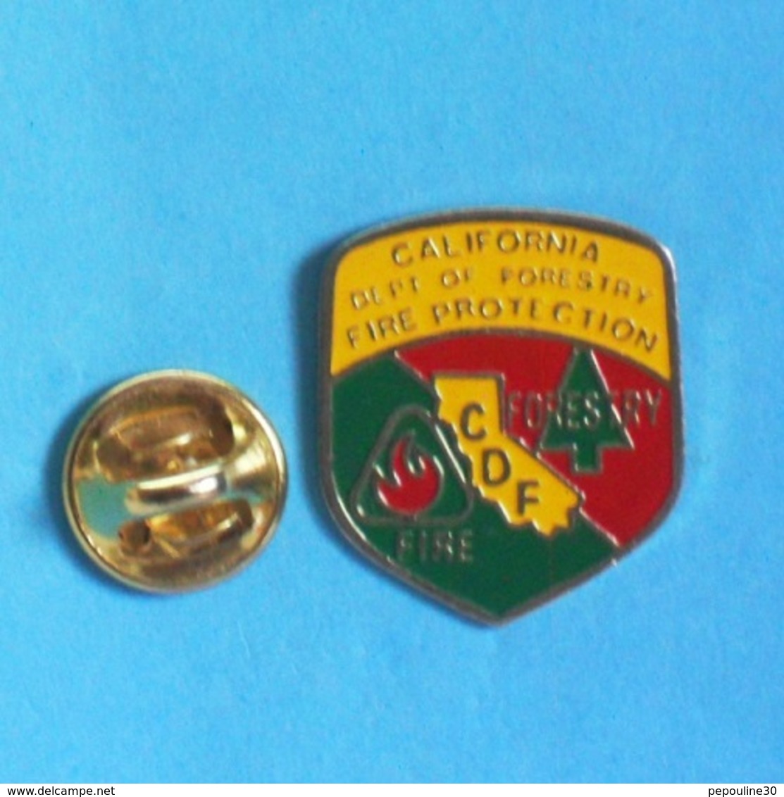 1 PIN'S //  ** CALIFORNIA FIRE PROTECTION / C.D.F. / FORESTRY ** - Pompiers