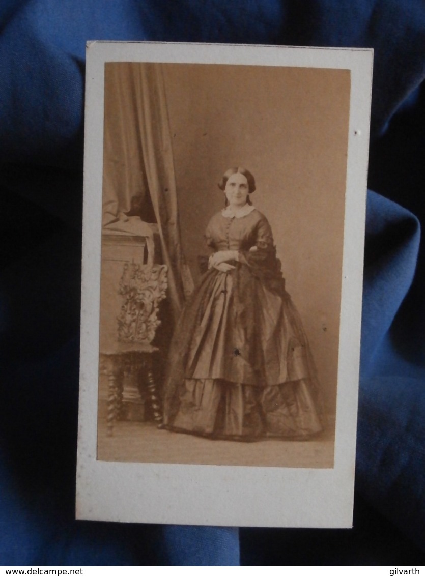 Photo CDV Disderi à Paris - Noblesse Second Empire Femme En Pied, Crinoline Circa 1865 L442A - Antiche (ante 1900)