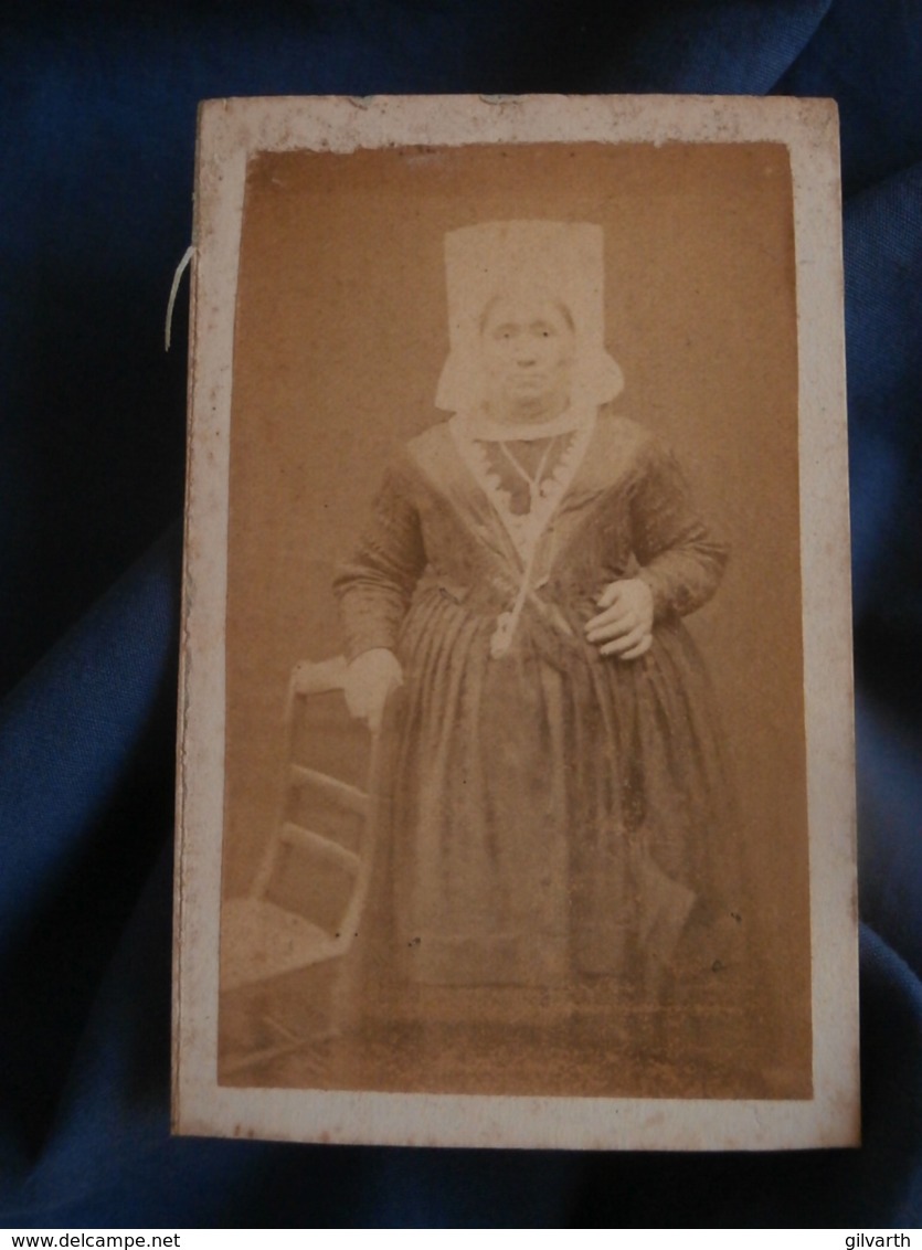 Photo CDV Sans Mention Photographe  Femme Portant Une Coiffe Régionale (Niort)  Sec. Empire  CA 1860-65 L456 - Antiche (ante 1900)