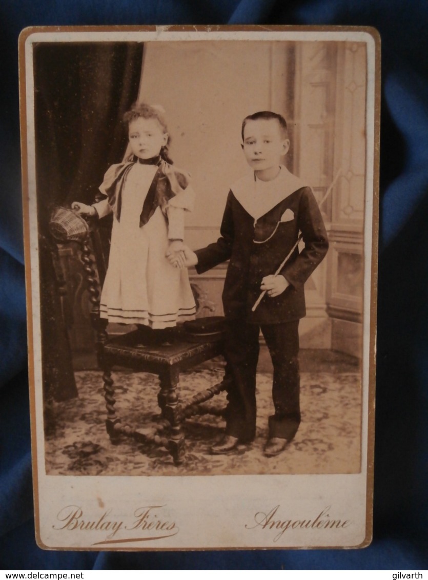 Photo Format Cabinet  Brulay à Angoulème  Garçon Avec Une Canne Et Fillette Debout Sur Une Chaise  CA 1890- L456 - Anciennes (Av. 1900)