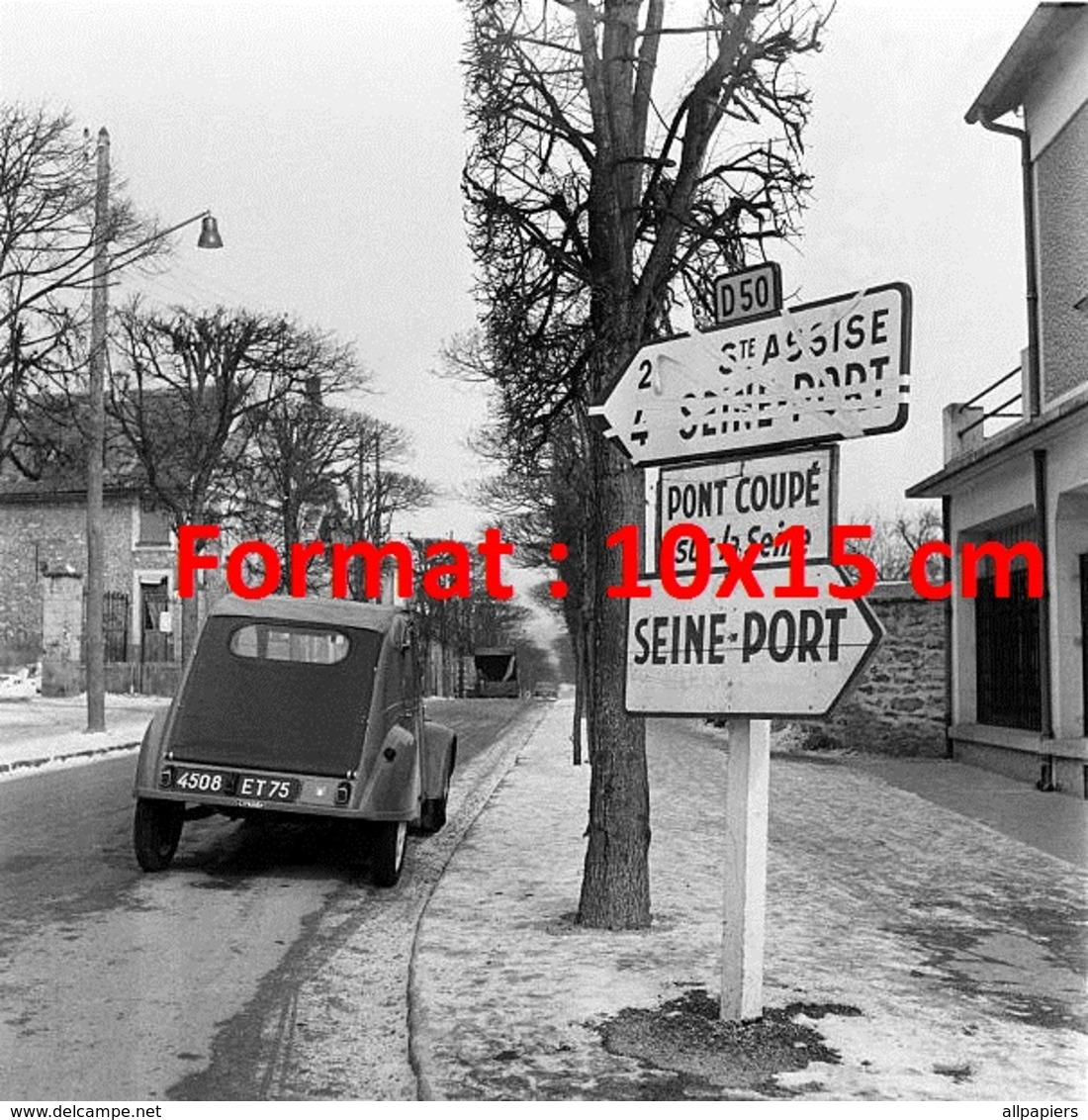 Reproduction D'une Photographie Ancienne D'une Citroen 2cv Dans Une Rue Près De Sainte Assise En 1956 - Autres & Non Classés