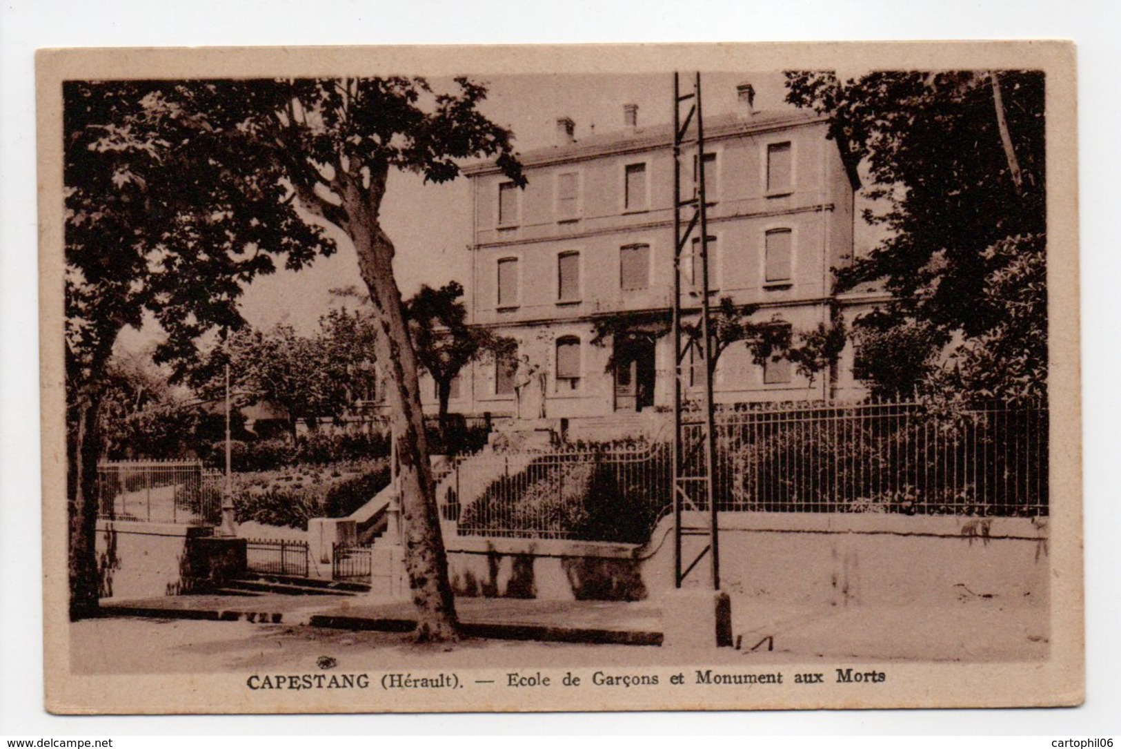 - CPA CAPESTANG (34) - Ecole De Garçons Et Monument Aux Morts 1946 - Photo ERA - - Capestang