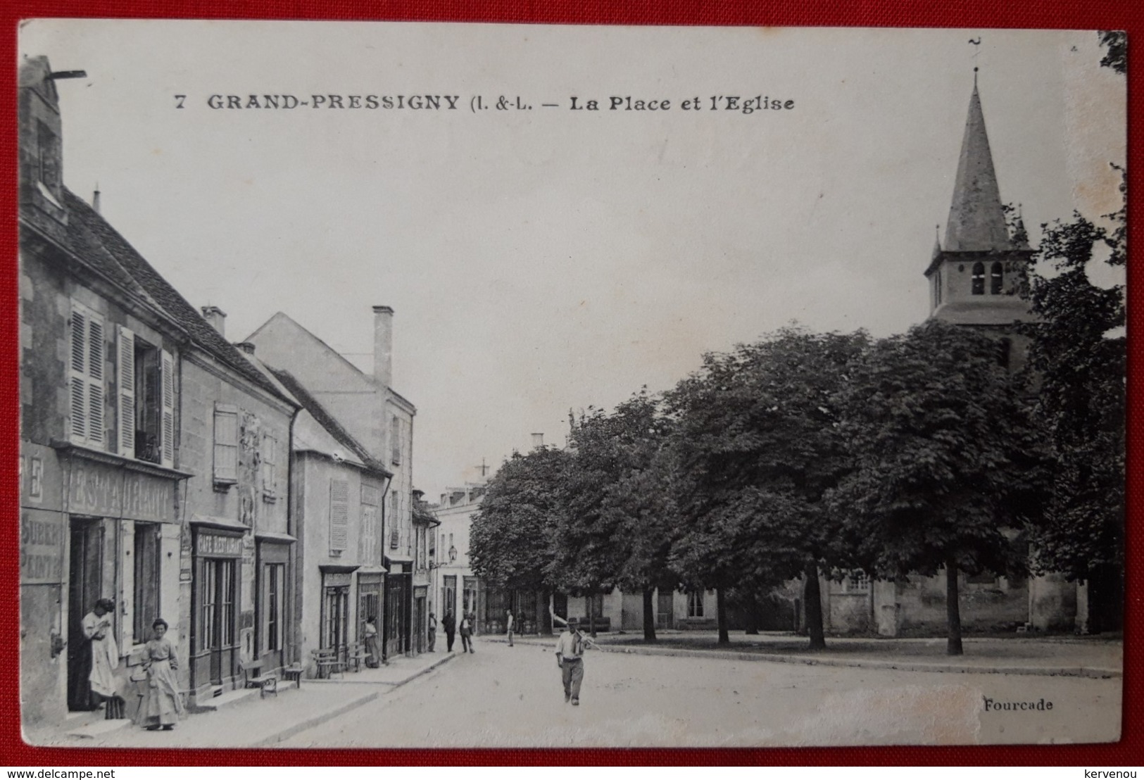 LE GRAND PRESSIGNY  La Place De L'eglise  Etat Moyen - Le Grand-Pressigny