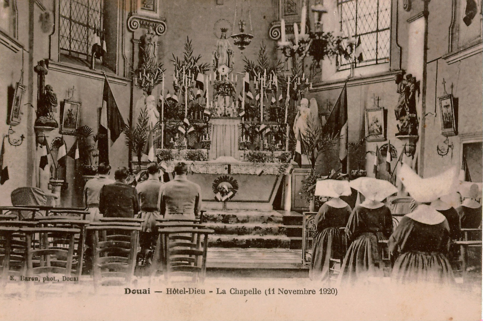 Cpa 59 DOUAI  Hôtel-Dieu (Hôpital) La Chapelle , Militaires Et Soeurs En Cornette Priant Le 11 Novembre 1920 , Rare ++ - Douai
