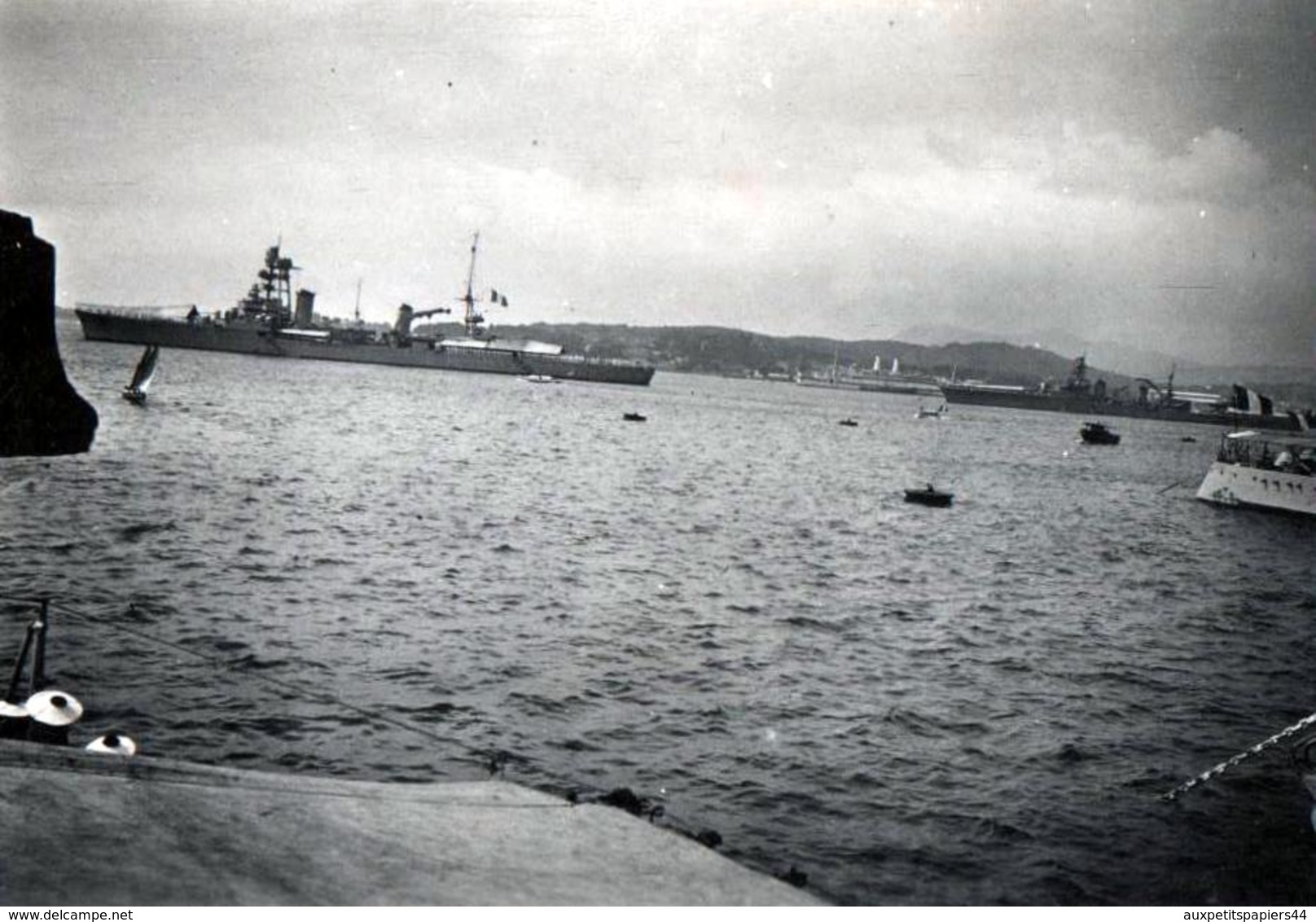 Photo Originale Bateaux De Guerre Dans La Rade De Toulon & Pompons Des Calots Des Marins - War, Military