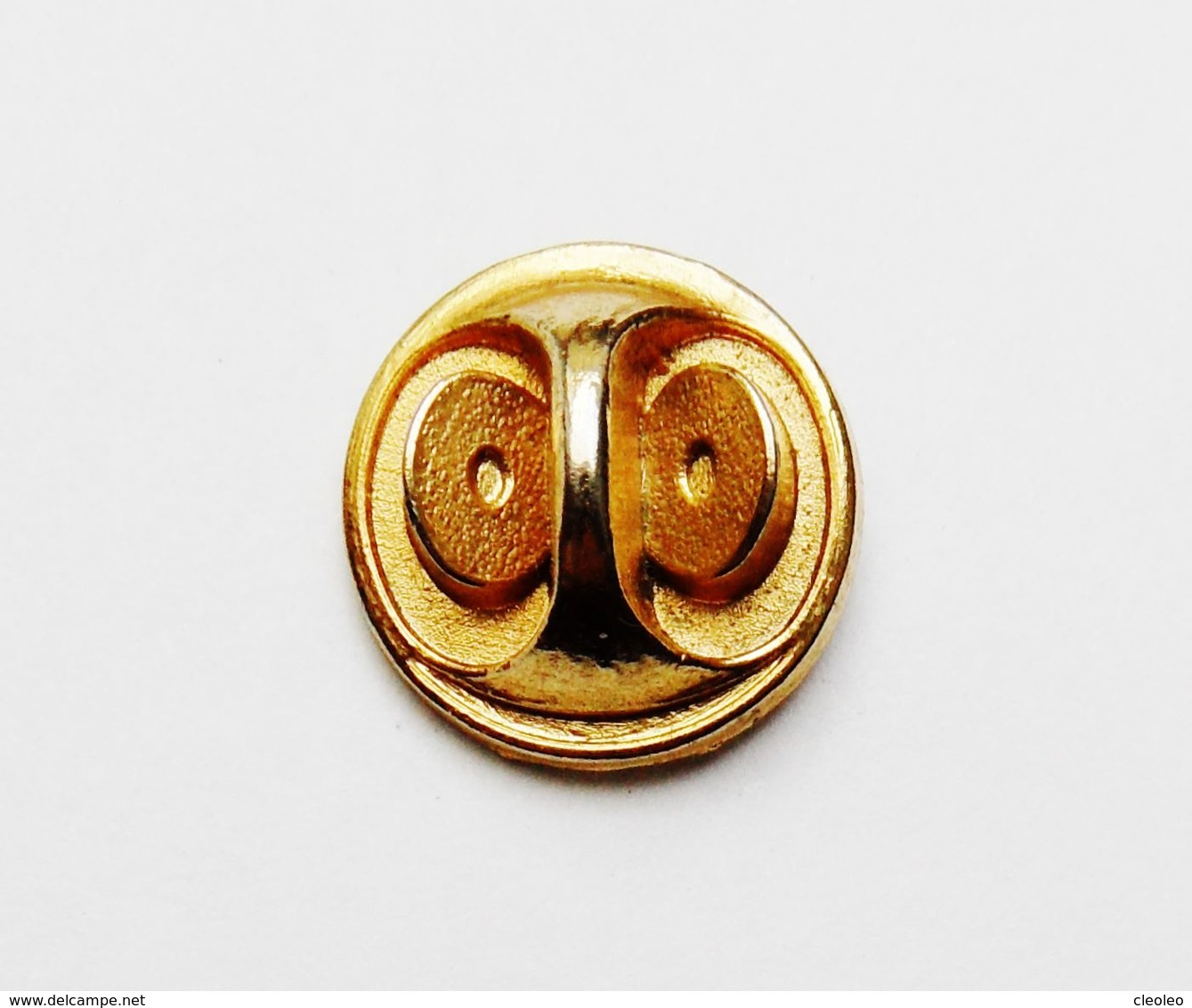 Pin's Représentant Une Attache De Pin's - Diamètre 1,7 Cm - RE/01 - Autres & Non Classés