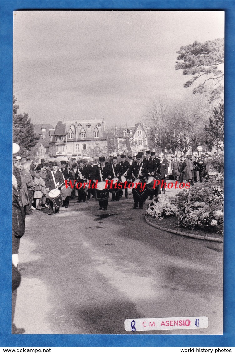 2 Photos De 1991 - DEAUVILLE - Enterrement De Michel D'ORNANO , Homme Politique - 12 Mars - Fanfare - Places