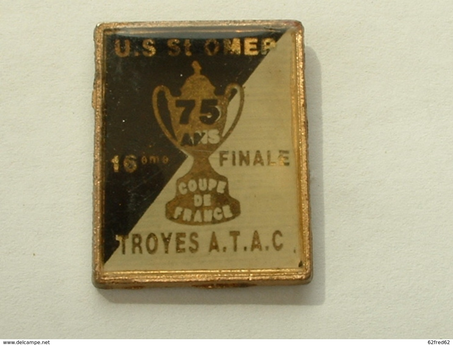 PIN'S FOOTBALL - U.S ST OMER / TROYES ATAC - 16 éme DE FINALE COUPE DE FRANCE - NOIR / BLANC - Football