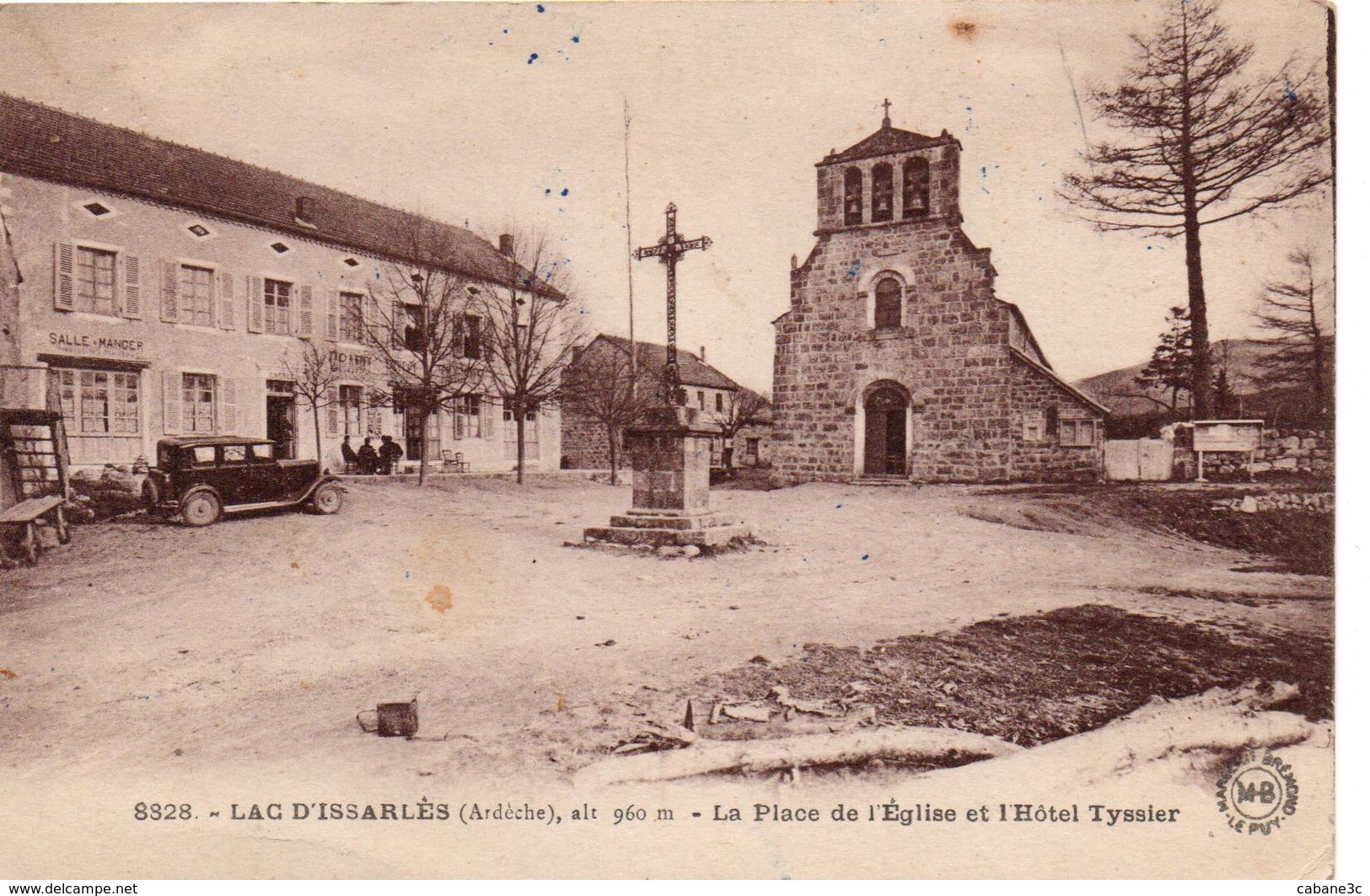 LAC D'ISSARLÈS - La Place D'Église Et L'Hôtel Tyssier - Autres & Non Classés