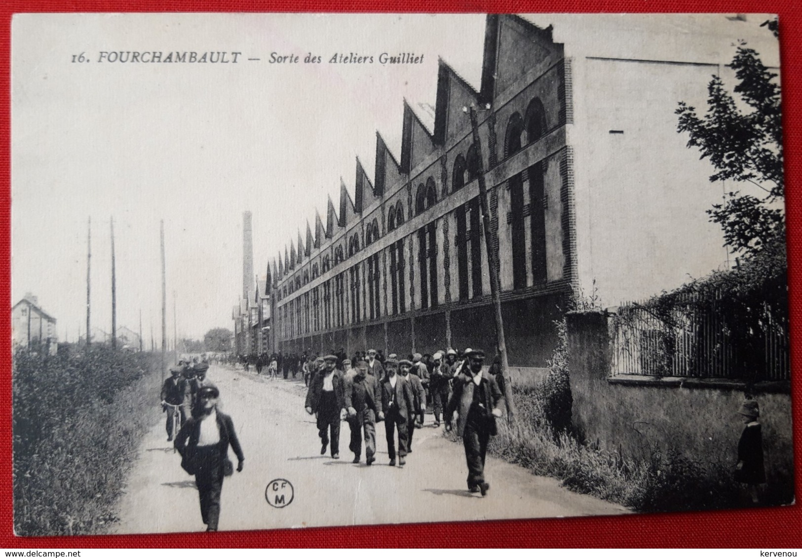 FOURCHAMBAULT Sortie Ateliers Guilliet  (Rue De La Vallee Aujourd'hui)  Animee Rare - Autres & Non Classés