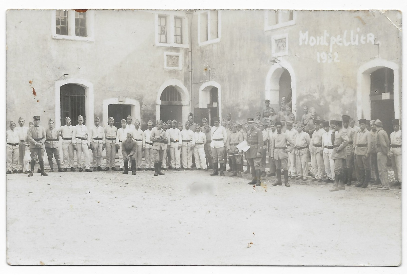 Montpellier Carte Photo Groupe De Militaire Dans Leur Caserne Montpellier 1932 - Montpellier