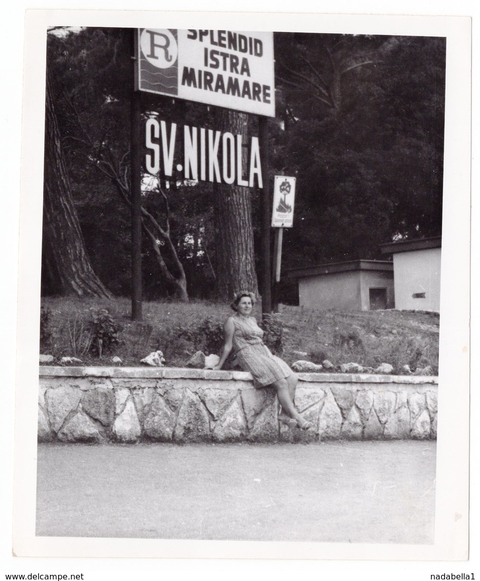 1967 YUGOSLAVIA, CROATIA, POREC, SVETI NIKOLA ISLAND, YOUNG WOMAN, SNAPSHOT - Places