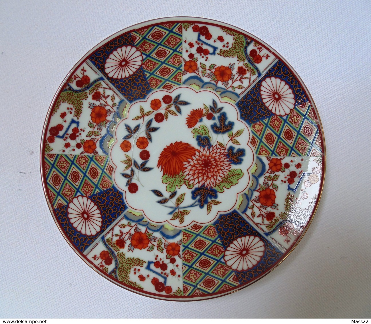 19 Century Japan Porcelain Plate With Gold Decoration And Stamp In Red - Kutani? Meiji (1868-1912) - Andere & Zonder Classificatie