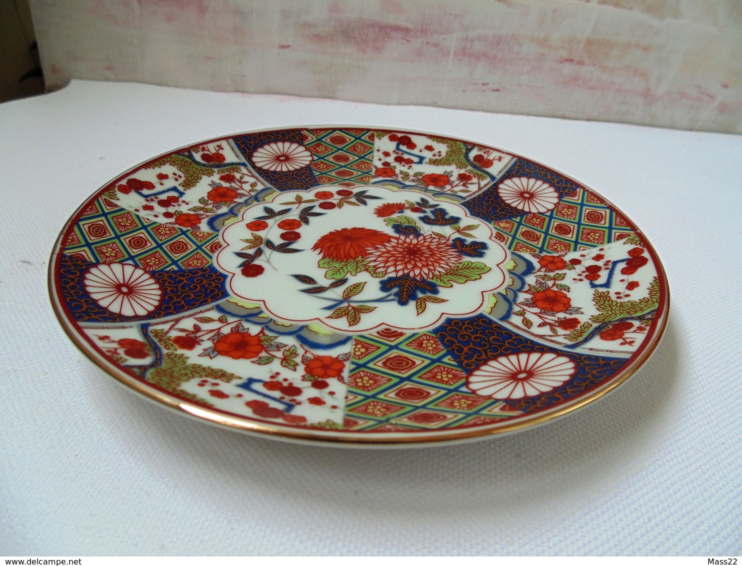 19 Century Japan Porcelain Plate With Gold Decoration And Stamp In Red - Kutani? Meiji (1868-1912) - Autres & Non Classés