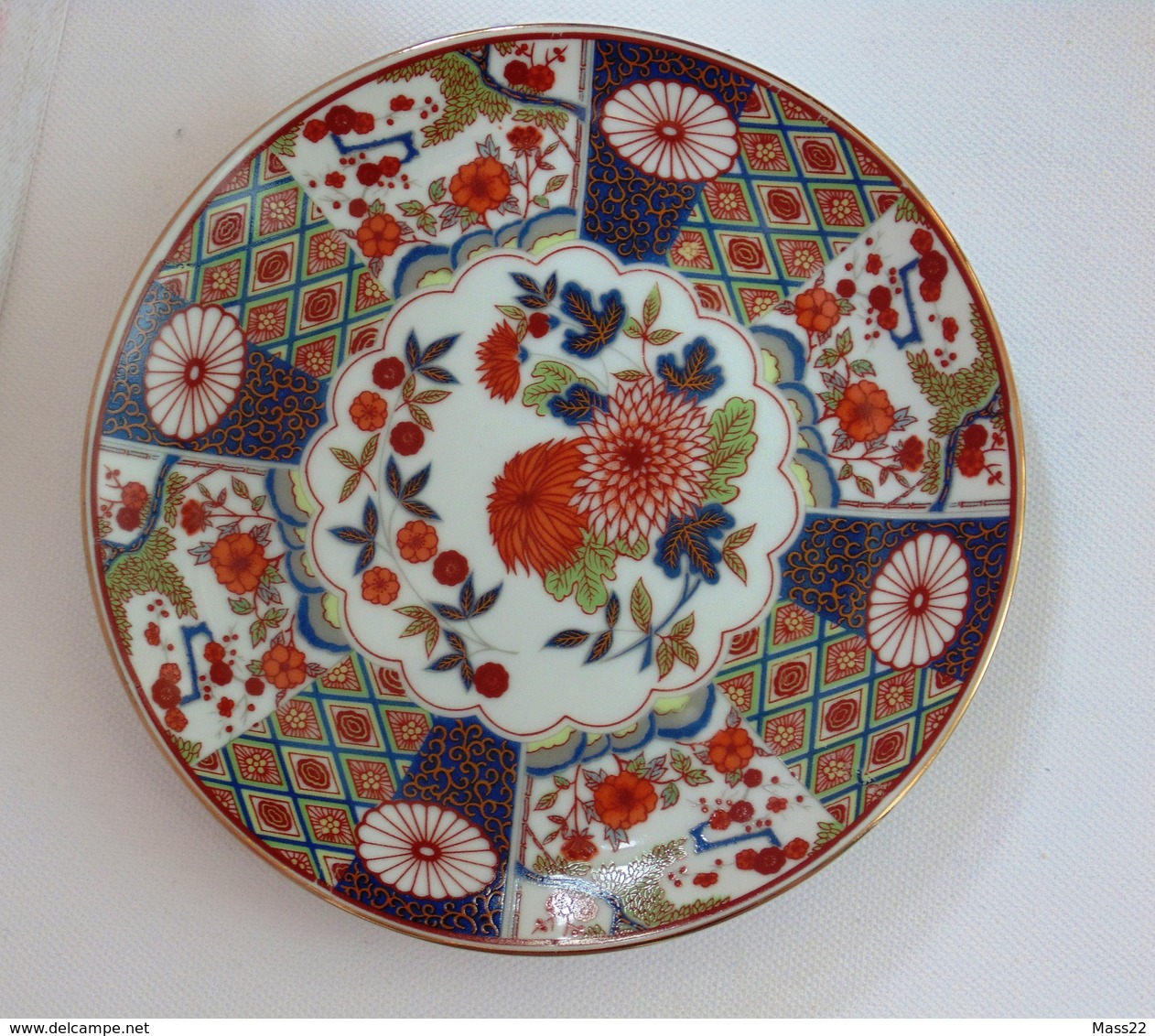 19 Century Japan Porcelain Plate With Gold Decoration And Stamp In Red - Kutani? Meiji (1868-1912) - Andere & Zonder Classificatie