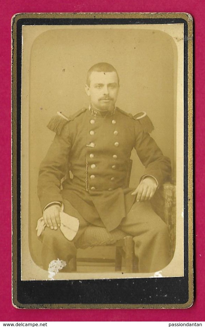 Photographie CDV - Studio Anonyme - Portrait D'un Militaire - Insignes Régimentaires 17 Au Col - War, Military