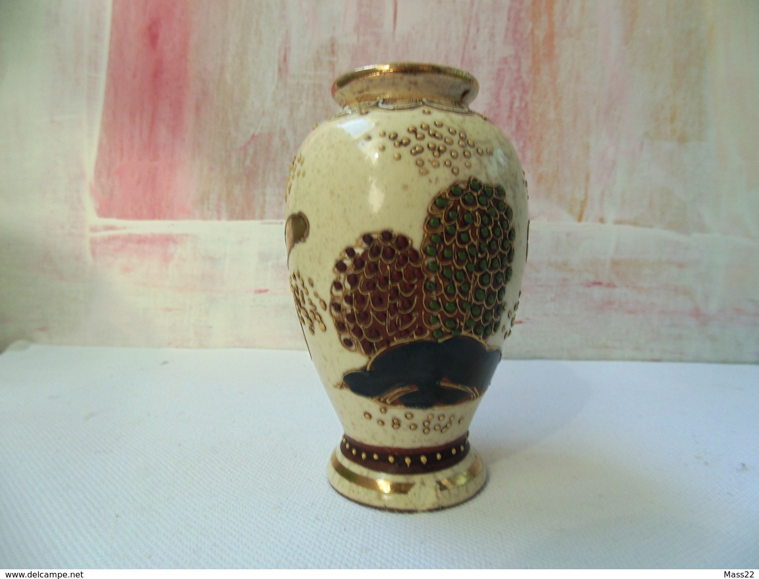 Small Satsuma Japan Vase With Decoration And Stamp In Gold - Kinkozan Tsukuru? Light Damage - Otros & Sin Clasificación