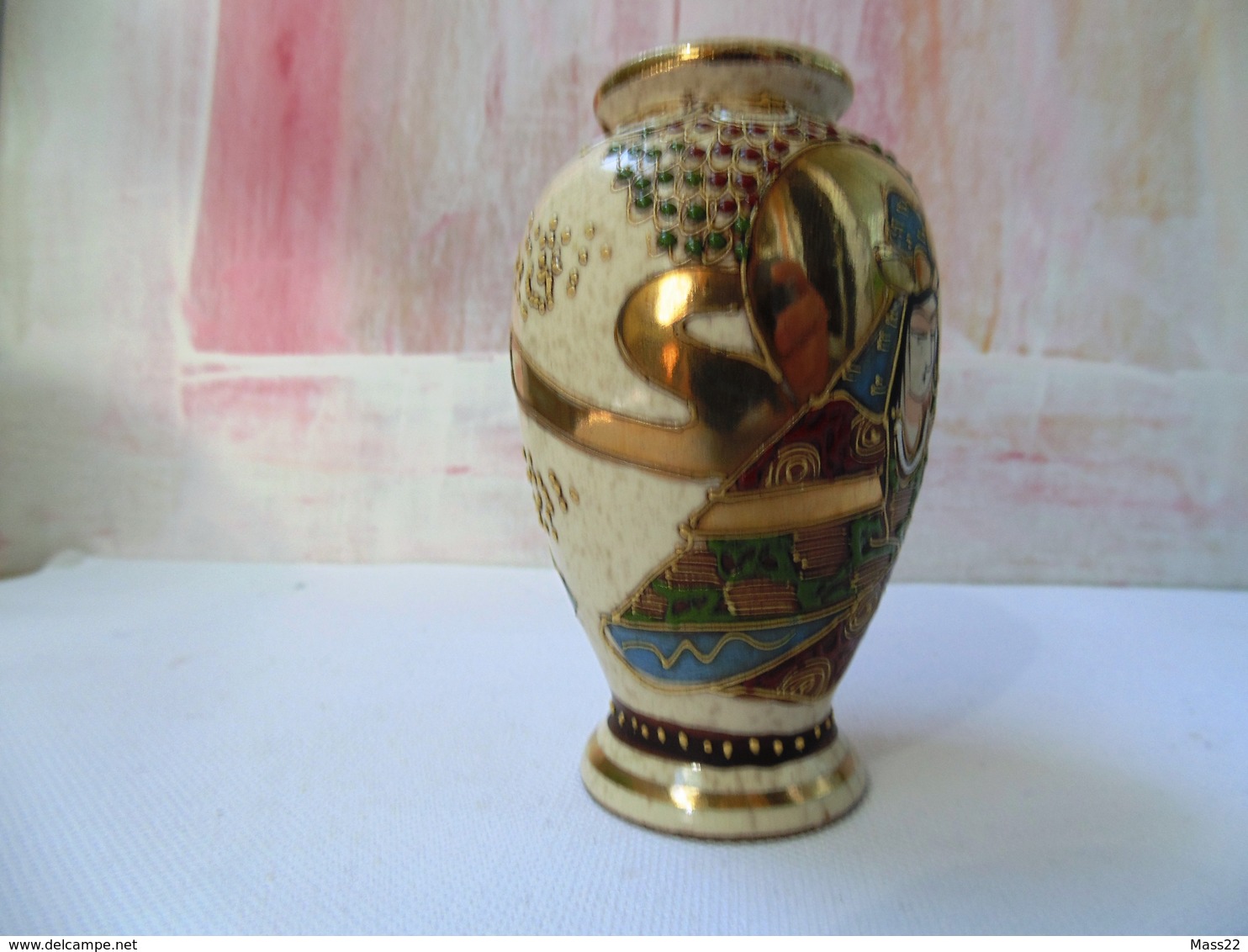 Small Satsuma Japan Vase With Decoration And Stamp In Gold - Kinkozan Tsukuru? Light Damage - Otros & Sin Clasificación