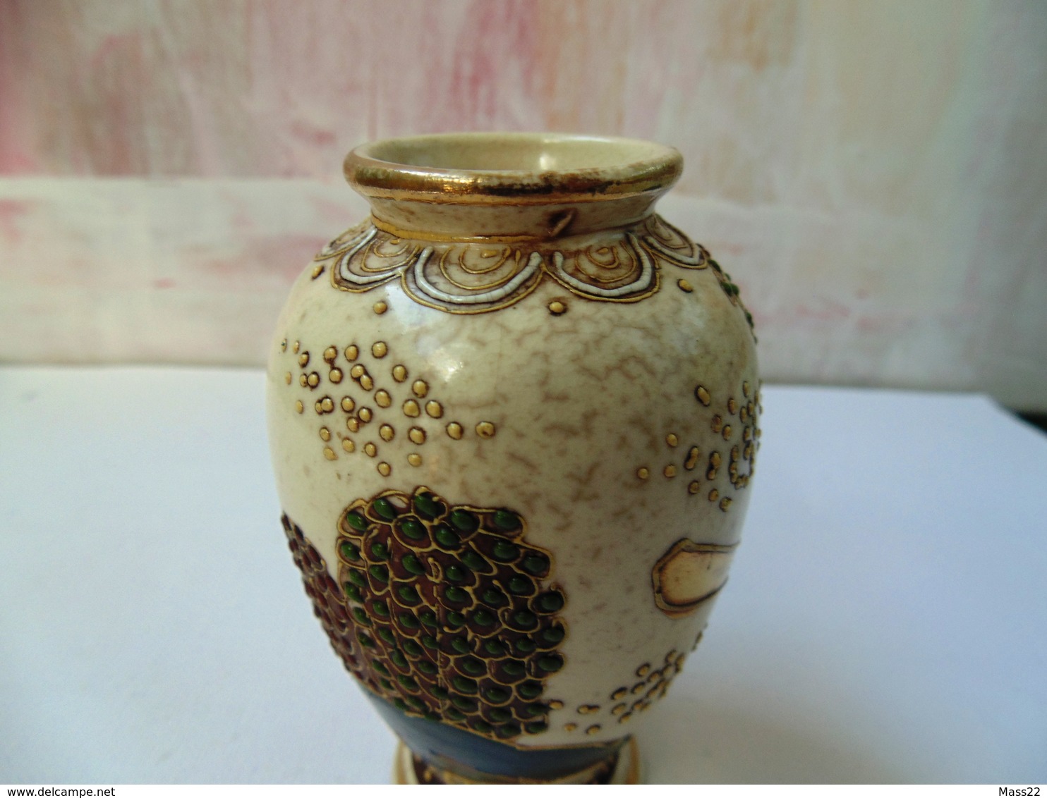 Small Satsuma Japan Vase with Decoration and Stamp in Gold - Kinkozan Tsukuru? Light Damage