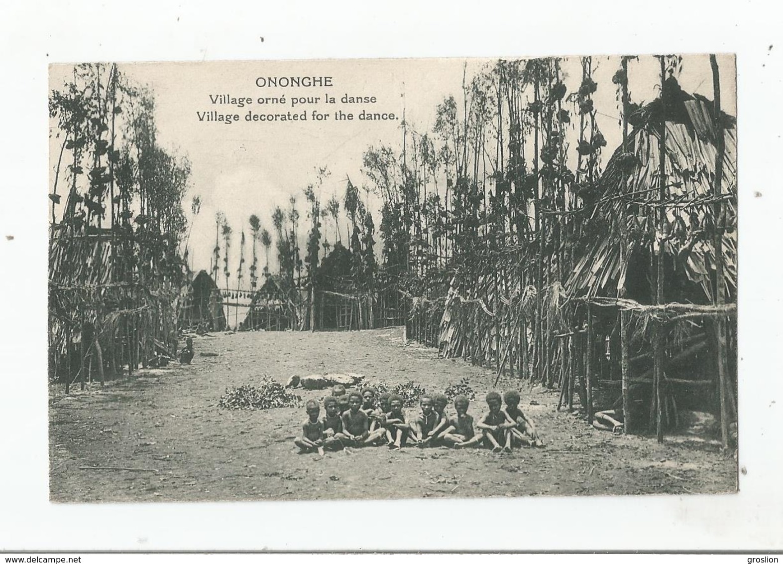 ONONGHE VILLAGE ORNE POUR LA DANSE. VILLAGE . VILLAGE DECORATED FOR THE DANCE - Papua-Neuguinea