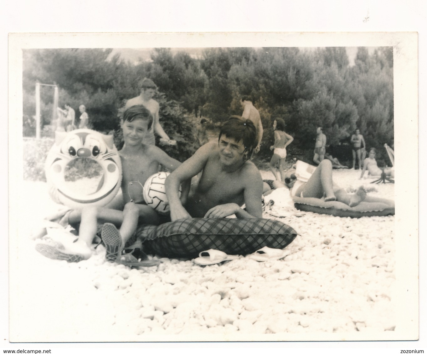 REAL PHOTO, Guy And Boy Sit On Inflatable Mattress On Beach Scene , Mac Et  Garcon Sur Un Matelas Gonflable Plage - Non Classificati