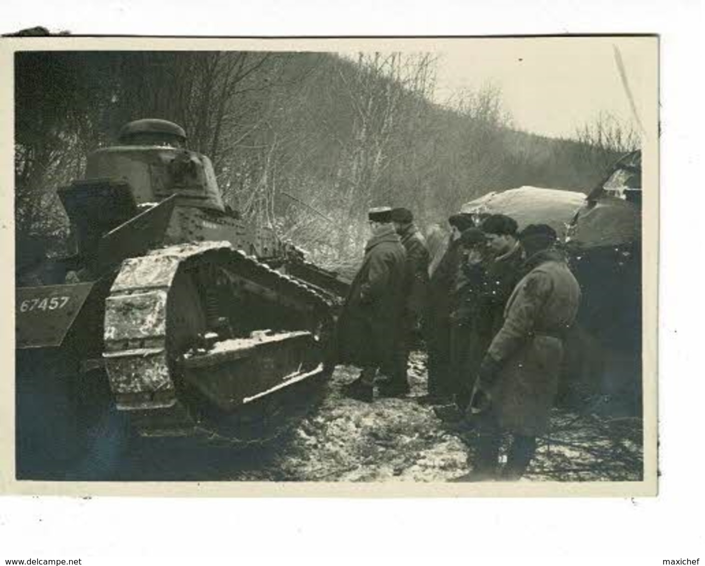 Lot 9 photos 5 X 8 cm - Epave avion Bloch 210 en cours évacuation avec chars Renault F17 utilisés en tracteur - 1940