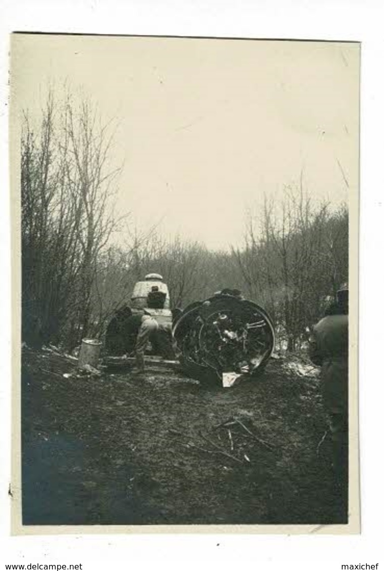 Lot 9 photos 5 X 8 cm - Epave avion Bloch 210 en cours évacuation avec chars Renault F17 utilisés en tracteur - 1940