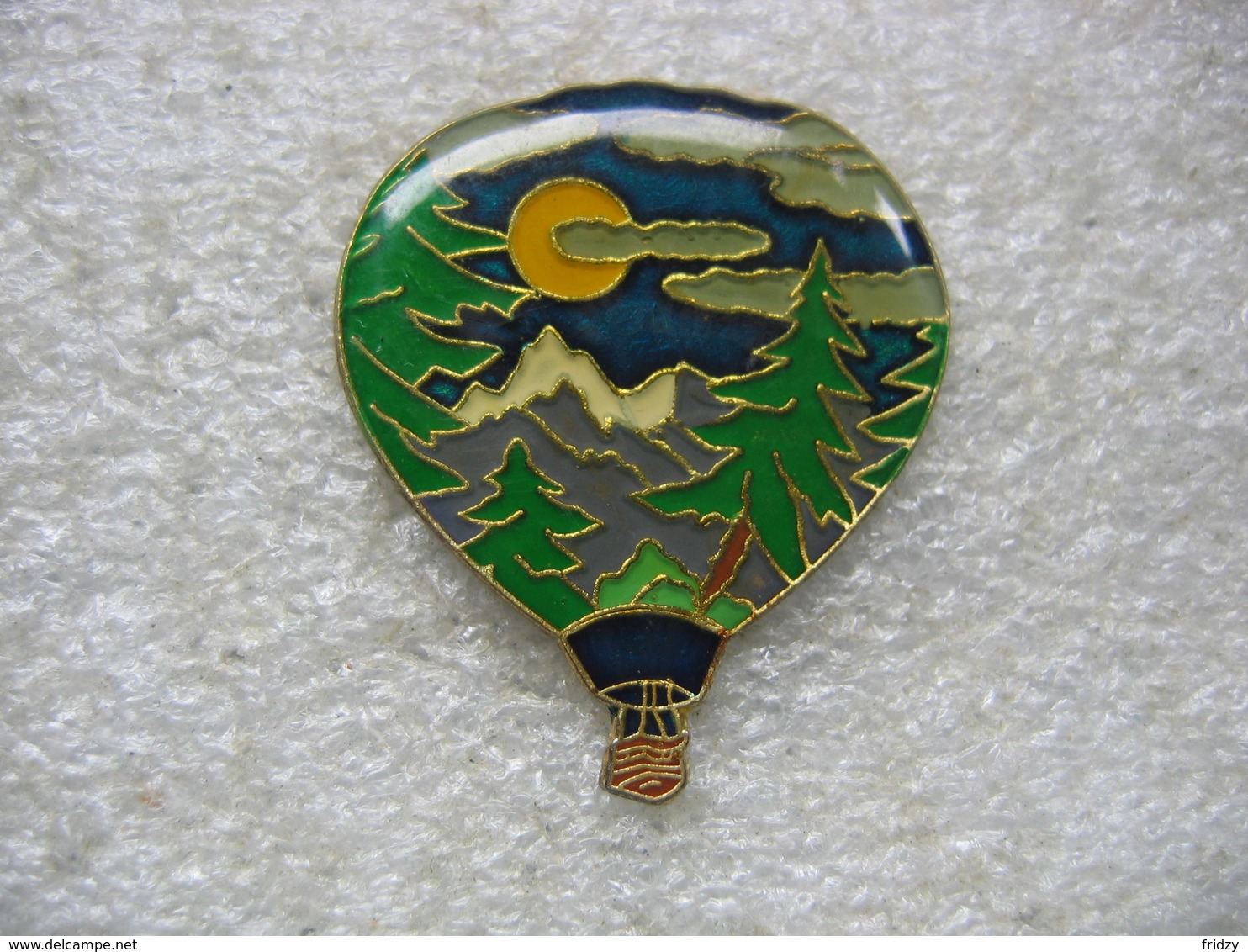 Pin's Montgolfiere Avec Un Paysage De Nuit. Lune, Nuages, Sapins, Montagnes - Airships