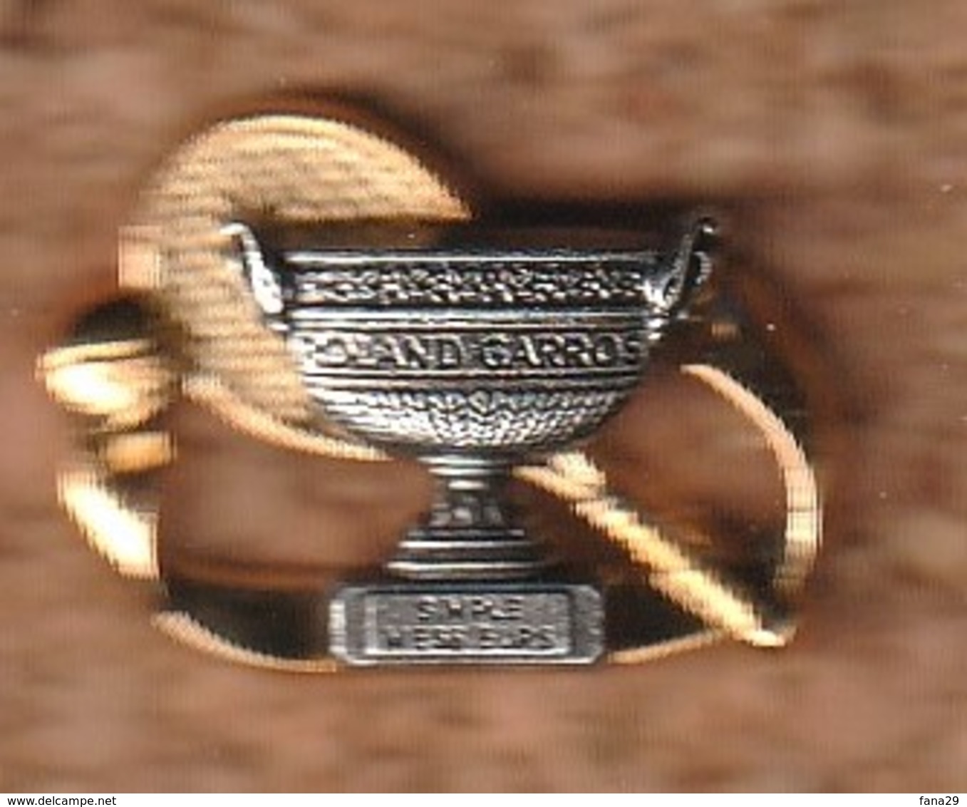 Pin's Arthus Bertrand Roland Garros Coupe Simple Messieurs - Arthus Bertrand