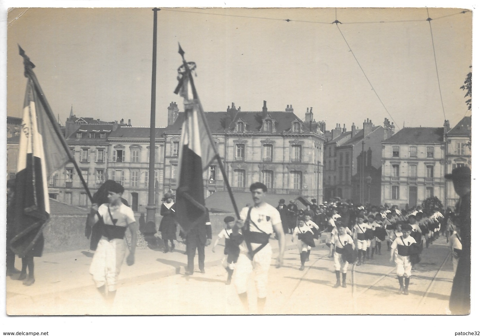 Carte-photo..Angers..fete Fédérale De La Gymnastique..défilé..animée..drapeaux..(années 1910/20)..photo Romain.. - Angers