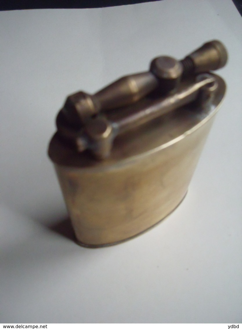 UN ANCIEN BRIQUET MILITAIRE DE COLLECTION - Equipaggiamento