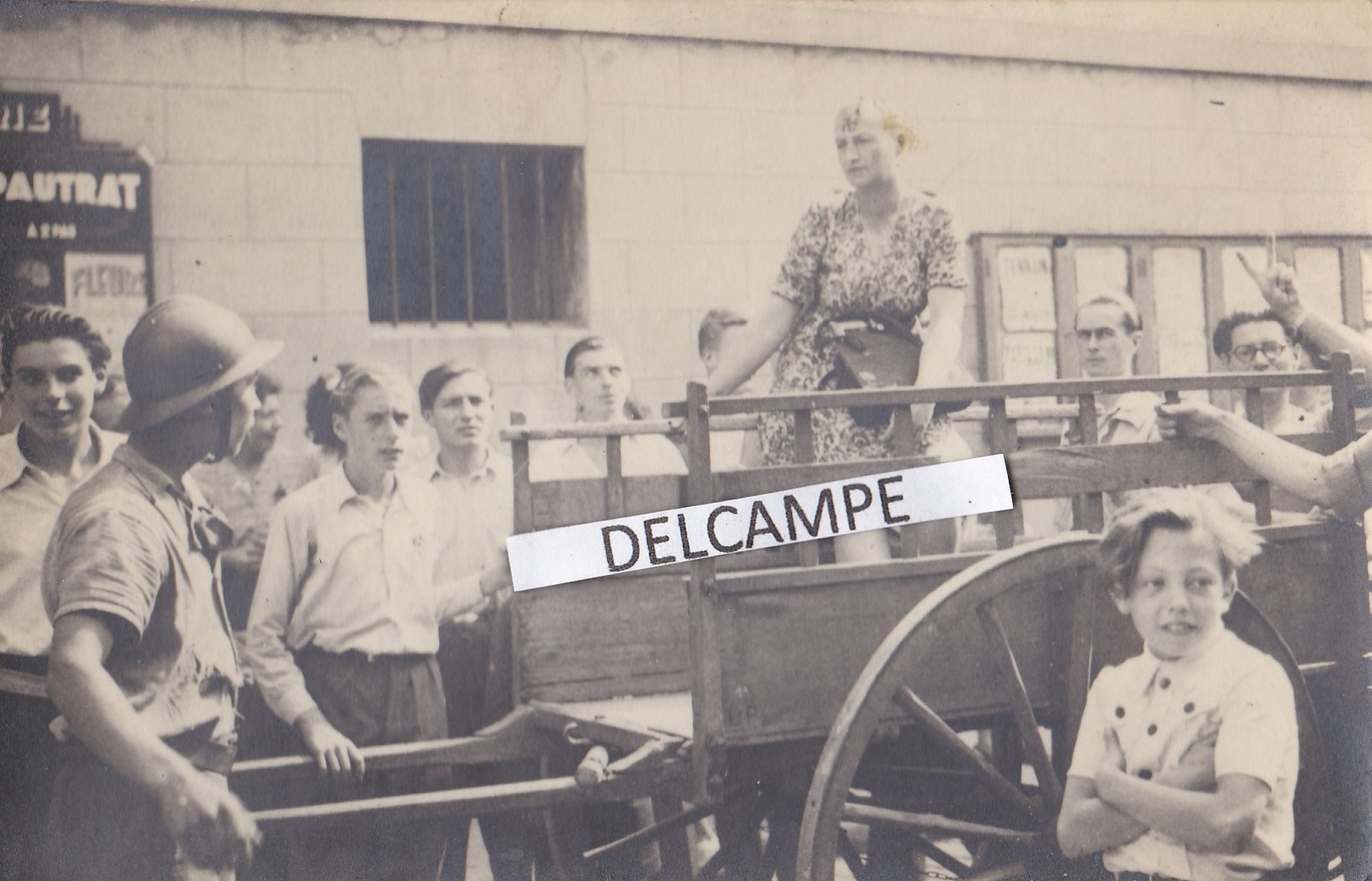 Libération De BOIS COLOMBES 1944 - Rare Photo Originale D'une FEMME TONDUE, Guerre 39/45, Modèle CPA ( Hauts De Seine ) - Lieux