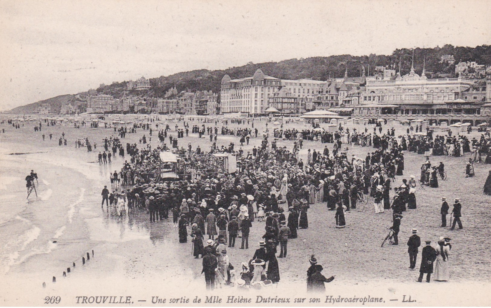 269     TROUVILLE  UNE SORTIE DE MLLE HELENE DUTRIEUX SUR SON HYDROAEROPLANE - Trouville