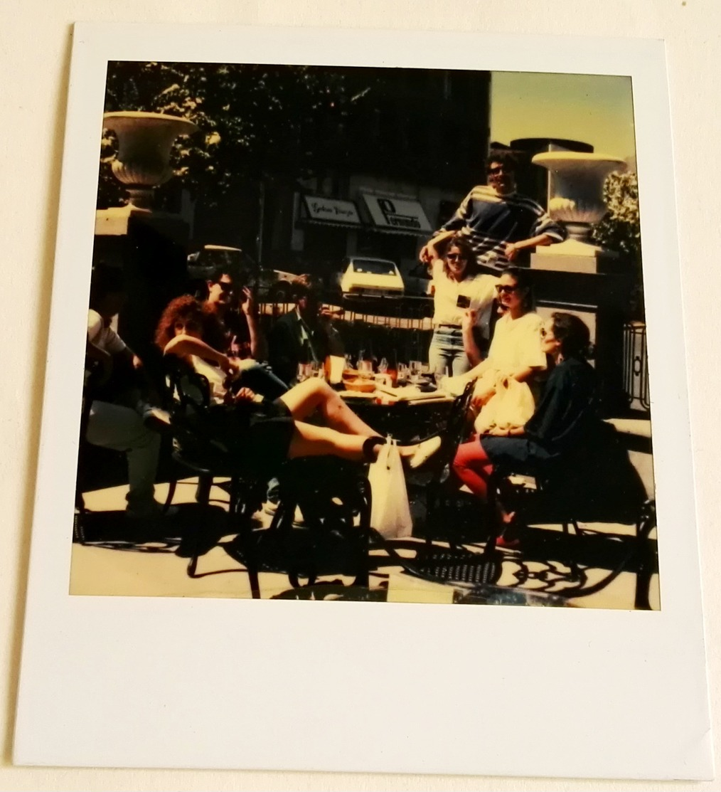 Vieille Photo, Old Photograph, Fotografía Antigua / Polaroid / Groupe De Jeunes Sur Une Terrasse, Group Of Young People - Personas Anónimos