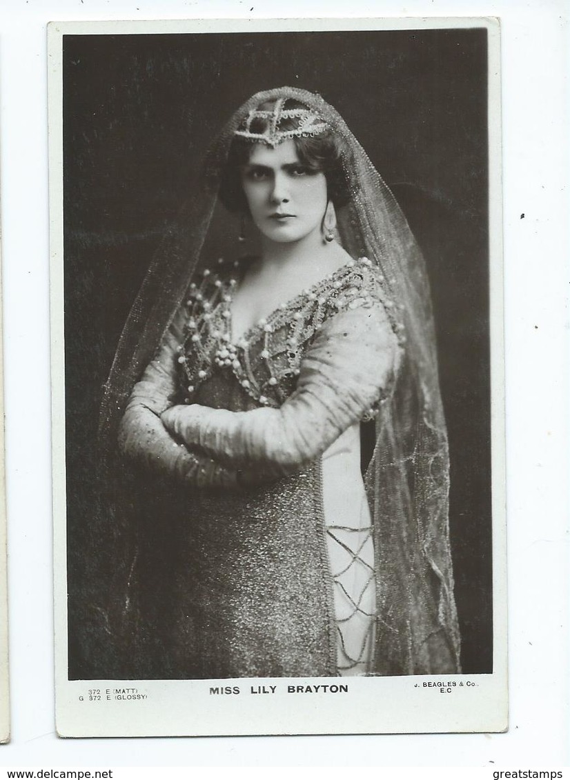 Actress  Postcard Rp Beagles Miss Lily Brayton Unused - Theatre