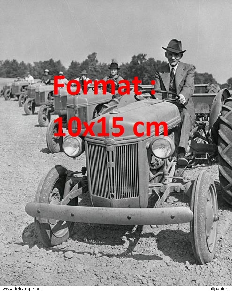 Reproduction D'une Photographie Ancienne De Henry Ford Sur Un Tracteur En Compagnie D'autres Tracteurs - Autres & Non Classés