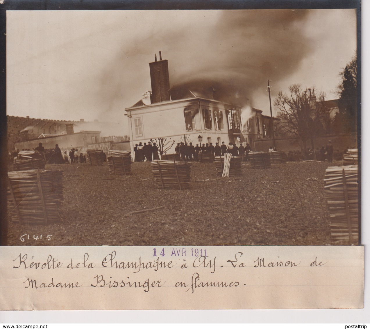 RÉVOLTE VIGNERONS CHAMPAGNE A AY LA MAISON  MADAME BISSINGER EN FLAMMES 18*13CM Maurice-Louis BRANGER PARÍS (1874-1950) - Lugares