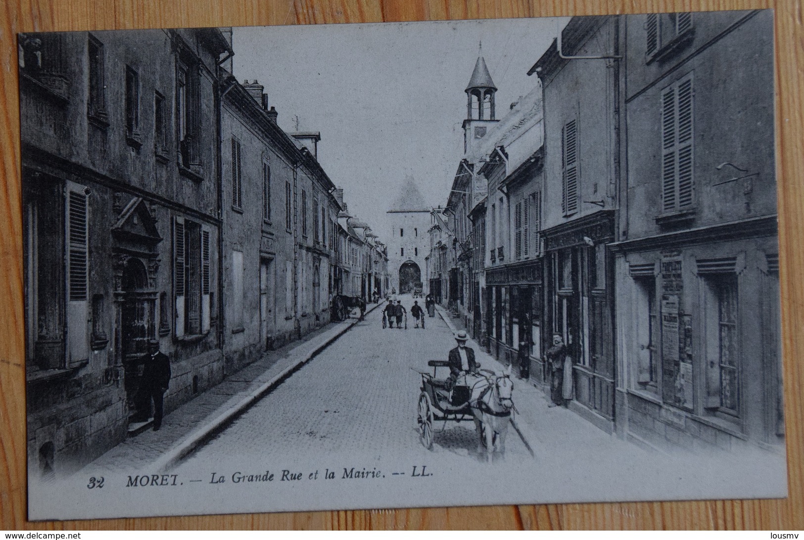 77 : Moret - La Grande Rue Et La Mairie - Animée : Petite Animation - Attelage - Commerces - (n°15981) - Moret Sur Loing