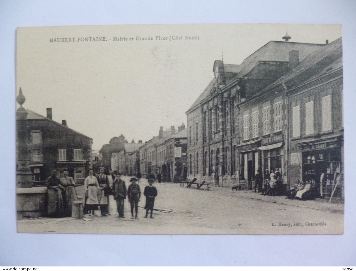 Maubert Fontaine.  Mairie Et Grande Place (côté Nord). - Autres & Non Classés